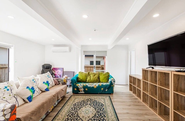 Spacious Renovated 3BR in Ellerslie I Zodiak Stays