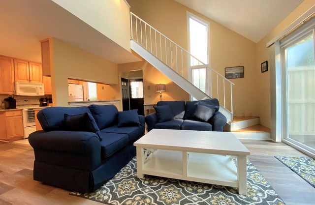 Spacious, Renovated Townhouse With Elegant Nautical Décor and Easy Straight Staircase!