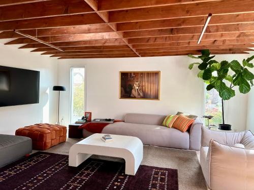 Spacious Resort Getaway @ Echo Park Ranch - Luxury indoor/outdoor home steps from Sunset Blvd, Echo Park Lake, Dodgers Stadium