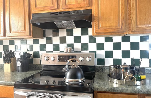 Spacious Retro Three Bedroom Hilltop Getaway- Inquire for Discount