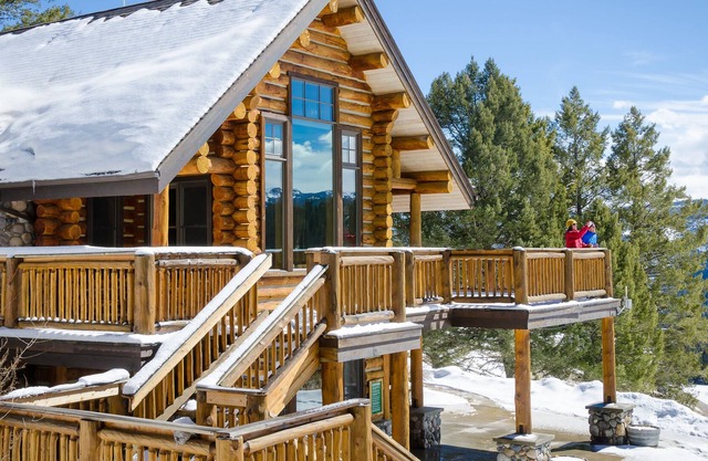 Spacious Ridgetop Lodge