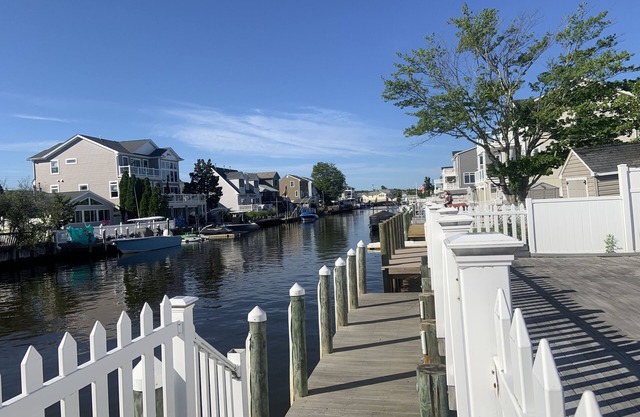 Spacious romantic house on the water & just minutes from Ship Bottom Beach 🏖