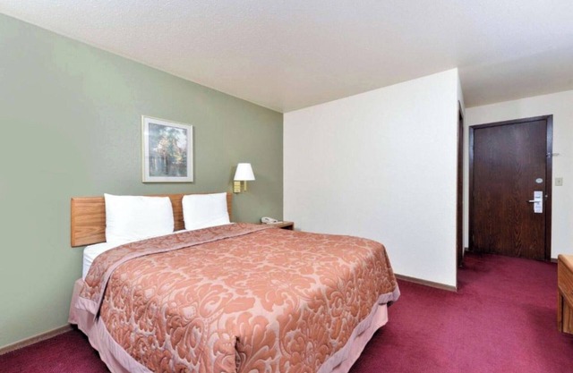 Spacious Room w/Essentials Close to Great Dining & Local Bars – Explore Staples