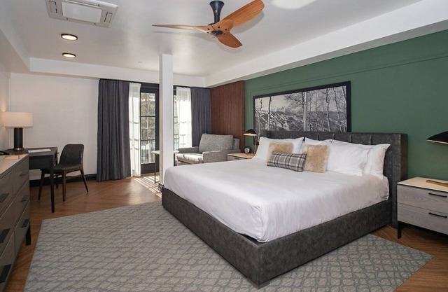 Spacious Room w/Mountain View Balcony Ideal for Family Fun & Ski School nearby