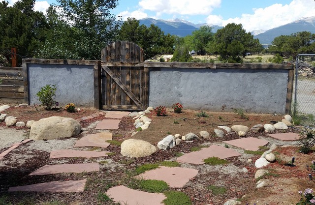 Spacious secluded home, Amazing Views, On River, Close To Town, hot tub