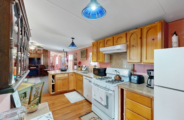 Spacious, single-level retreat with a large yard, washer/dryer, & full kitchen