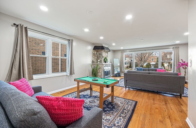 Spacious Skokie Condo - 4 Beds!