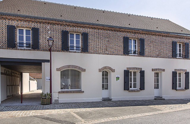 Spacious Sologne Retreat: Accessible, 5 En-Suite Bedrooms, Parking, BBQ, Pet-Friendly
