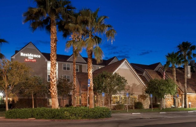 Spacious Studio w/ Full Kitchen, Continental Breakfast, Self Parking & Gym!