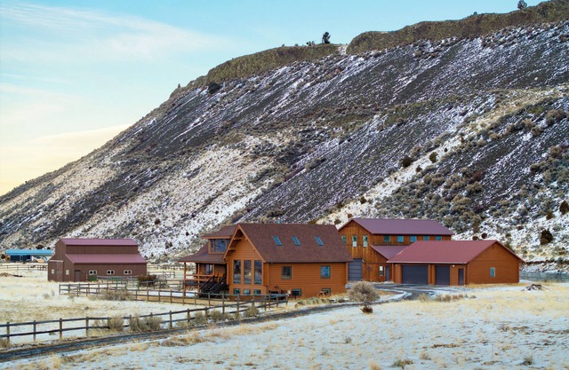 SPACIOUS & Stunning 6-bedroom Log Cabin Home Great for Large Gatherings!