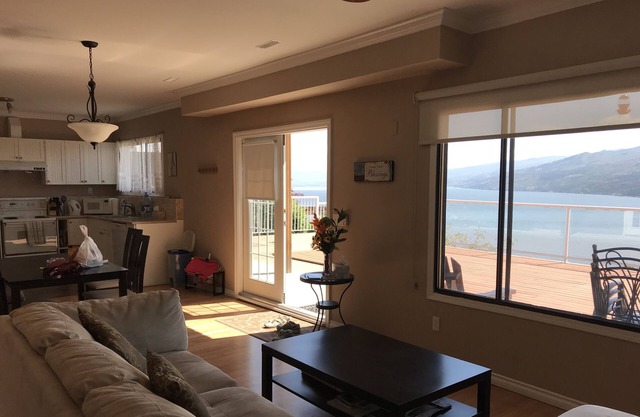 Spacious Suites in Peaceful Cul-De-Sac with Panorama Lake View