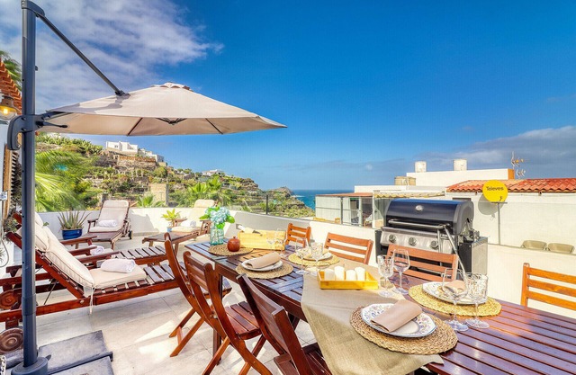 Spacious Terrace House w/Ocean view, 100m to the beach
