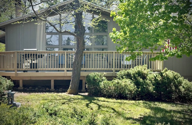 Spacious townhome w/AC and large wrap around deck in Continental Country Club!