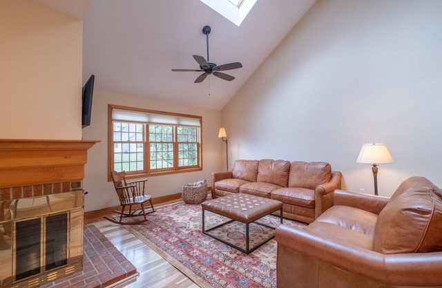 Spacious townhome w/ Beach & Pool on Lake Winnipesaukee