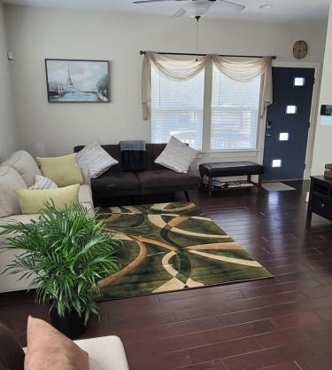 SPACIOUS TOWNHOUSE MINUTES FROM DOWNTOWN SA.