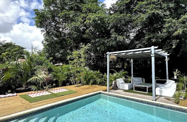 Spacious Tropical Miami 3BR Villa w/Private Pool: Near Beach, Nightlife & Shops