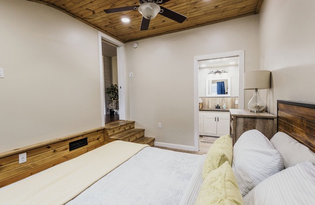 Spacious & Updated! Marquette Township Home - HotTub - Backyard - Garage