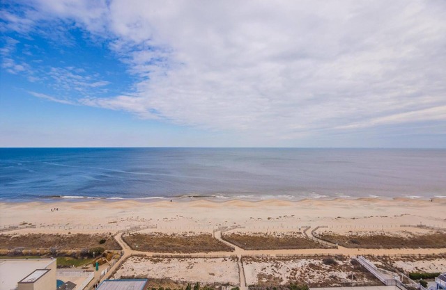 Spacious Upgraded Oceanfront Gem, Great Views, Sleeps 6, Flexible Check-in Days