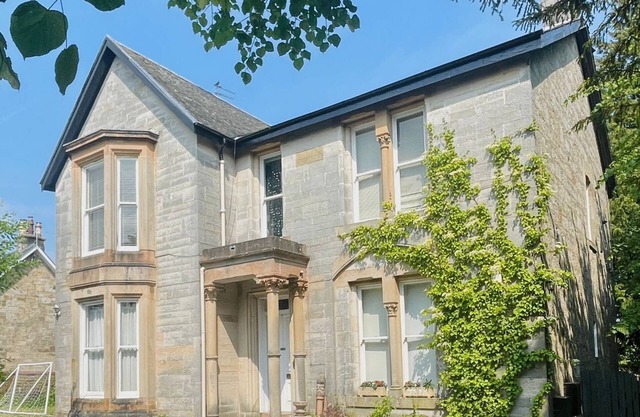 Spacious Upper Villa Apartment near Glasgow, close to Marr Hall & Ingliston