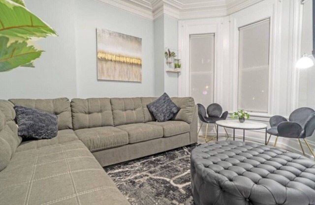 Spacious Urban Gem ~ Steps from the Pier ~ Parkingn