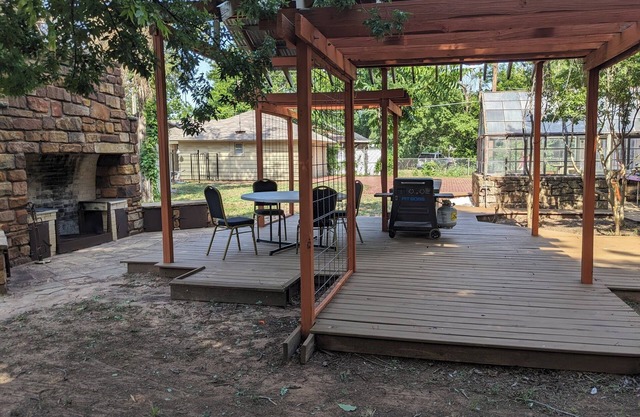 Spacious Vernon Estate: Large Pool, Covered Deck/BBQ grill, One of a Kind