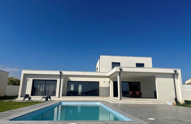 SPACIOUS VILLA 220M2 FULLY AIR-CONDITIONED PRIVATE POOL/FENCED GARDEN