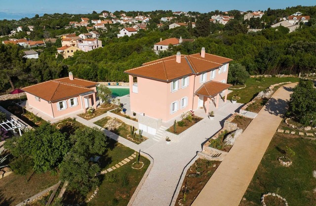 Spacious Villa with swimming pool