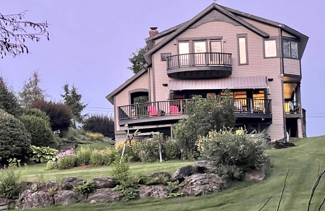 Spacious Villa with Beautiful Views and Great Energy!