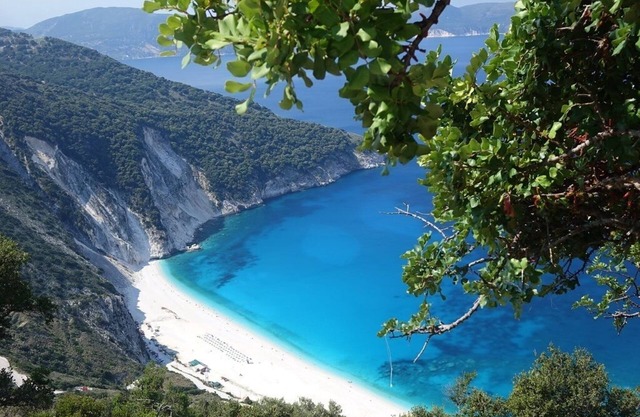 Spacious Villa with private pool in quiet location. Top equipment