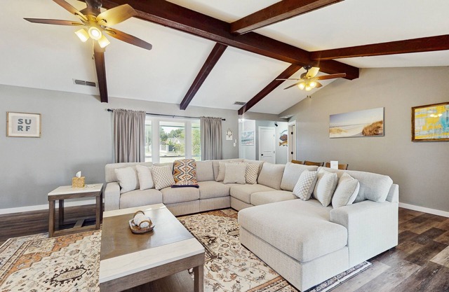 Spacious waterfront house with full kitchen, BBQ, patio & ping-pong table