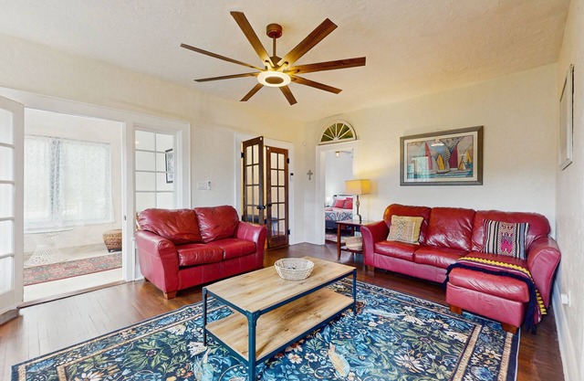 Spanish style home with lake view, fire pit and wifi