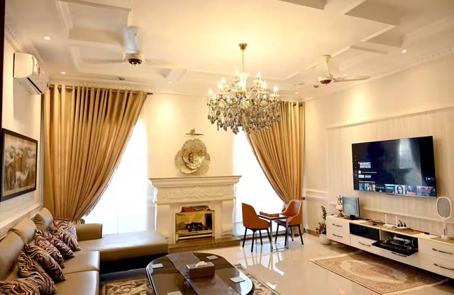 Spanish Villa/5 BHK/Raya Golf course & Cinema 2Kms