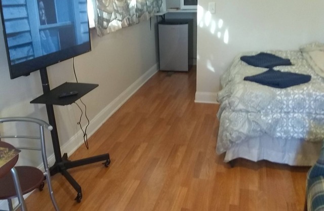 Sparkling Clean Studio for Single With Private Bath and Private Parking