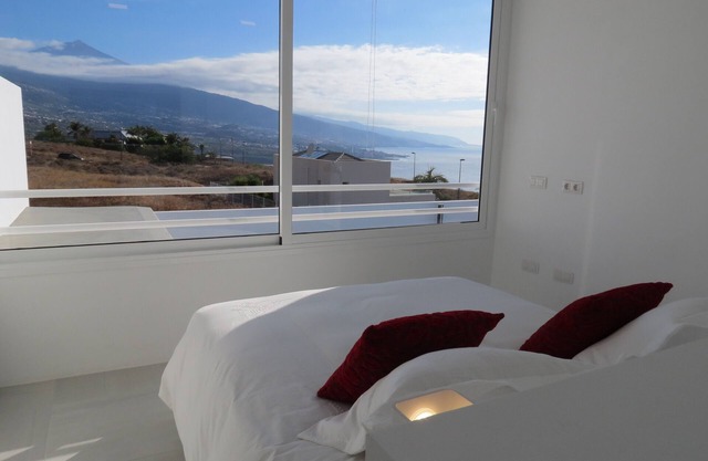 SPECIAL OFFER, Very bright house overlooking the Teide and the sea