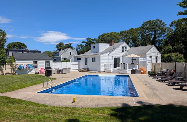 Spectacular 4 Bedroom House in Hyannis, HEATED Pool, Playground&Basketball court