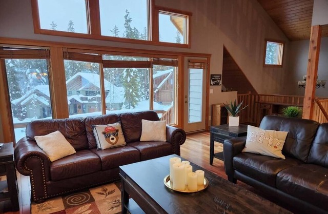 Spectacular 4 Bedroom, 4 Bathroom House-Greywolf Drive-Hot Tub and Sauna!
