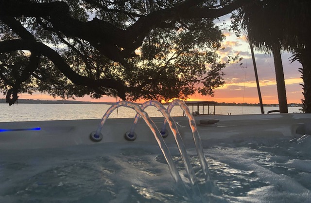 Spectacular Lakefront Cabin on Lake Kerr, Visit Florida Springs Country!