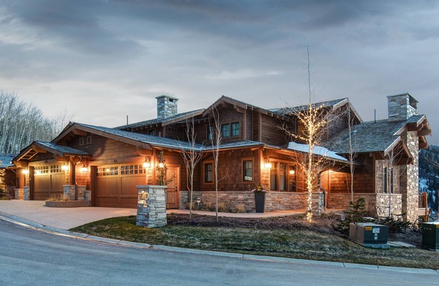 SPECTACULAR LUXURY SKI-IN/OUT HOME W/SHUTTLE SVC. AMAZING SUMMER VIEWS.
