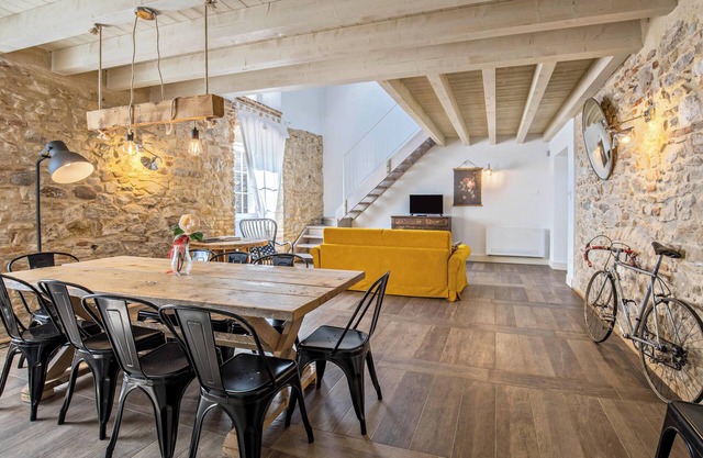 Spectacular Maisonette Apartment "Olmo" with Wi-Fi, Shared Garden & Pool