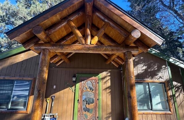 Spectacular mountain views, hot tub, sledding yard, bbq, fast wi-fi