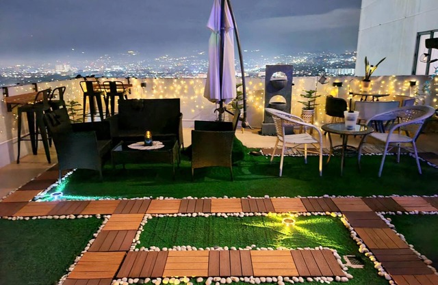 Spectacular Penthouse with Balcony @ Eastwood Mall