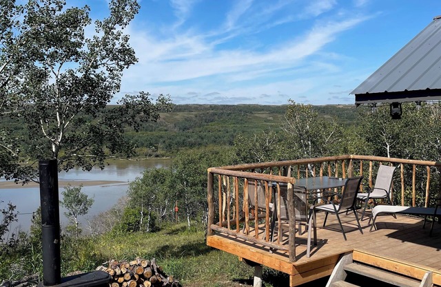 Spectacular Rustic & Cozy Cabin, (built for 2) running water, toilet and shower!
