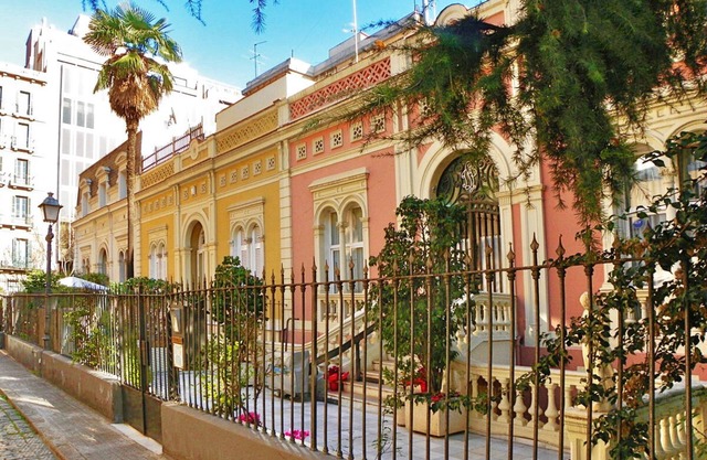 Spectacular townhouse in the city center. Best location, luxury and privacy