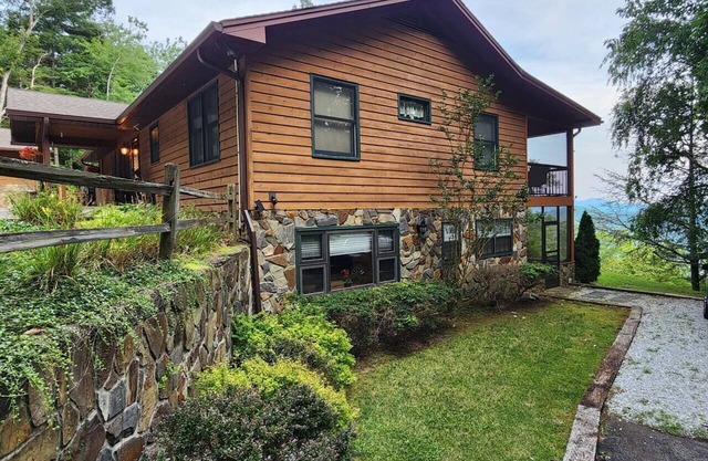 Spectacular Views, Screened Porch, Peaceful
