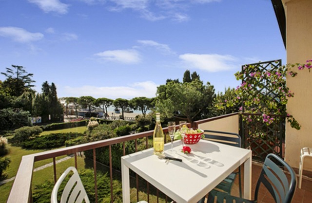Spiaggia Azzurro -lakeside with terrace, Toscolano Maderno, Italy