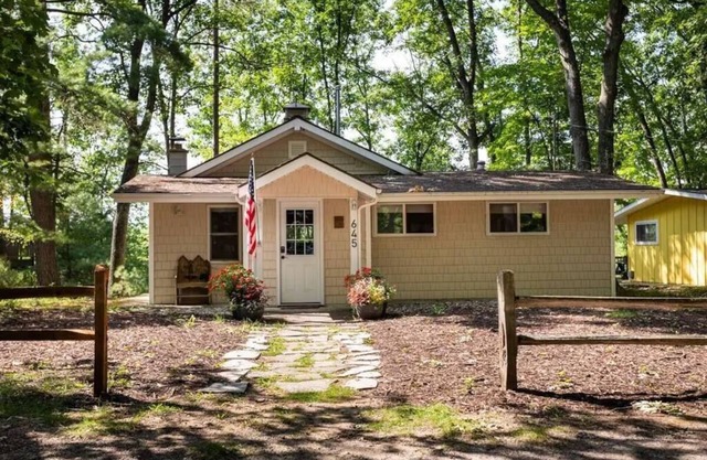 Spider Lake Oasis | Beach | Fire Pit | Dock | Private | Fishing