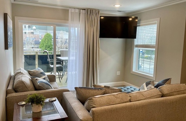 Splash Suites ~Newly Built~ Heart of Bemus Point # 2