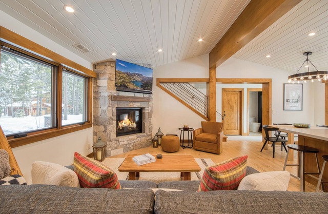 Splendid at Chamberlands by Tahoe Getaways - Chamberlands HOA, Private Hot Tub + Walk to Lake Tahoe