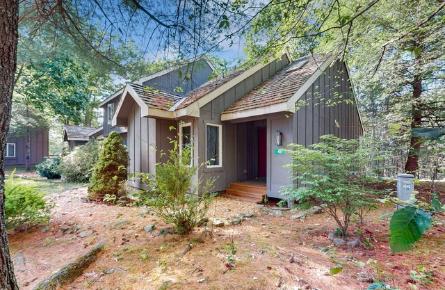 Splendid home with deck, W/D & free WIFI