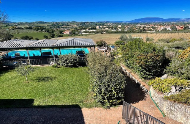 Spoleto-poolside-slps 20, Gardens, pool, jaccuzzi - a fairy tale setting !